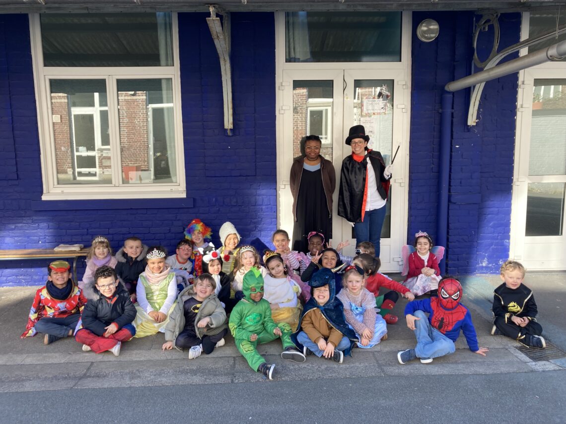 Photo de groupe de la classe avec les élèves et les adultes costumés.