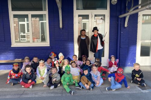 Photo de groupe de la classe avec les élèves et les adultes costumés.