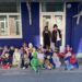 Photo de groupe de la classe avec les élèves et les adultes costumés.